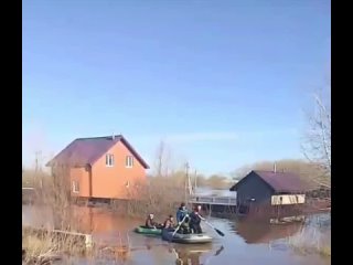В посёлке Формальный жители передвигаются на лодках

Это жители Кинельского района Самарской области.