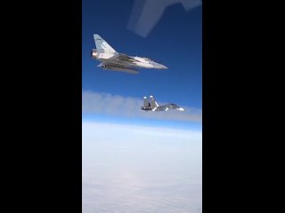 Экипаж истребителя Mirage 2000-5 ВВС Франции фиксирует красоту российских Су-30СМ Морской авиации Балтийского флота во время нед