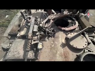 Russian forces destroying an M1A1 Abrams near Avdiivka and evacuating it