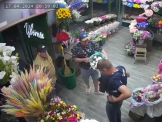 Два вора в цветочном магазине хотели украсть букет и получили отпор перцем и нокаут. Драка. Ростов