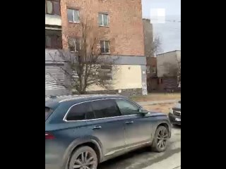В Екатеринбурге водитель белого кроссовера врезался в легковушку и уехал с места ДТП