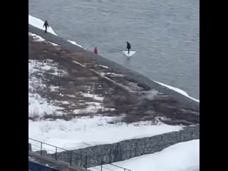 Школьник залез на плавучую льдину и устроил сапсёрфинг в Новосибирске