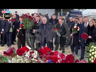 🇷🇺 Послы и сотрудники иностранных дипмиссий в России возложили венки и цветы в память о жертвах теракта в «Крокусе»