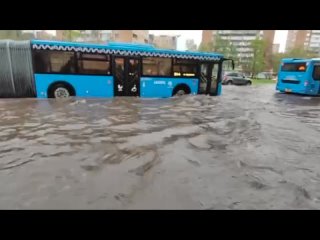 Из-за сильного ливня Москва постепенно оказывается под водой.