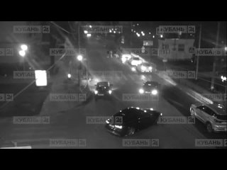 Торопился обогнать и перевернулся: ночная авария на перекрестке улиц Октябрьской и Постовой в Краснодаре