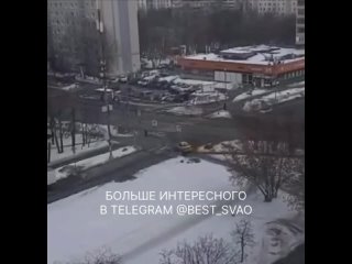 Таксист едет по скверу вдоль улицы Молодцова, а потом выезжает на встречку.