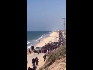 Vídeo del momento en que las fuerzas israelíes atacaron a los palestinos desplazados en Gaza que intentaban regresar a sus hogar