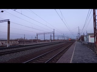 Электровоз 2ЭС6-351 с грузовым поездом проследует ст. Петрушенко