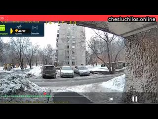 В Новосибирске водятел перепутал педали и впечатал в дверь пенсионерку, которая вышла из подъезда в