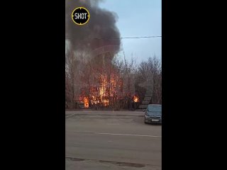 Огонь охватил двухэтажный частный дом на 1-м Богучарском переулке в Южном Бутово в Москве