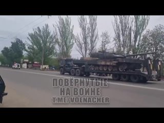 Перевозка трофейного немецкого танка Leopard 2A6 на седельном тягаче КамАЗ-65225 (6х6) захваченного на Авдеевском направлении