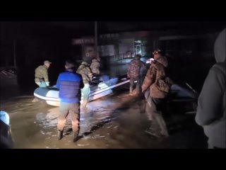 Эвакуация в Орске - отряд казаков уходит на поиск пострадавших