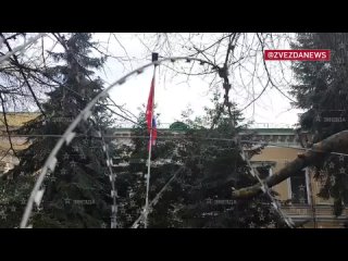 📰 В Москве на территории украинского посольства приспущены российский флаг и Знамя Победы.