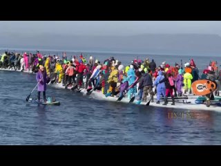 Акция «Угон льдины» - более двухсот человек прокатились на оторвавшейся от берега льдине во Владивостоке: «Больше 200 сап-сёрфер
