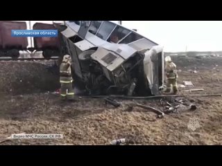Семь человек погибли в аварии с участием поезда и рейсового автобуса в Ярославской области