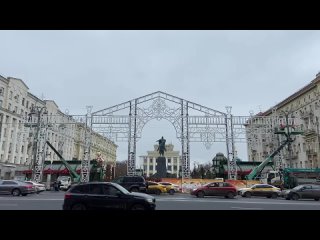 В Москве начался демонтаж праздничных световых конструкций с улиц и площадей.