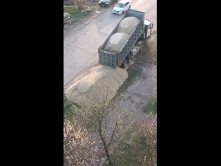 На Мирных кварталах Луганска вовсю кипят работы по ремонту кровель многоквартирных домов