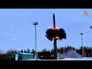 Учебно-боевой пуск твердотопливной межконтинентальной баллистической ракеты ПГРК «Ярс».mp4