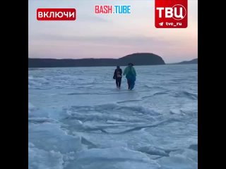 🇷🇺 Девушки устроили фотосессию во Владивостоке и чуть не уплыли на льдине в море