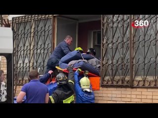 Спасатели достали больного весом в 300 кг из квартиры в Москве