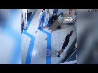 Неадекватный пациент с ножницами попытался напасть на работников больницы в Тюменской области. Буяни
