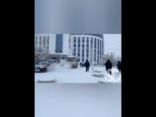 В Якутске около 500 человек вышли на площадь после того как таджик убил местного жителя. К митингующим вышли замминистра внутре