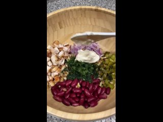 Салат с курицей и фасолью