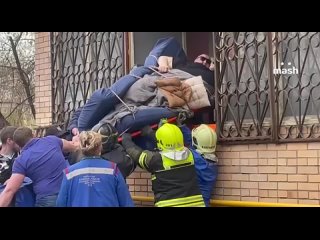 Мужчину весом больше 300 килограммов сегодня вытаскивали из квартиры в Москве через окно.