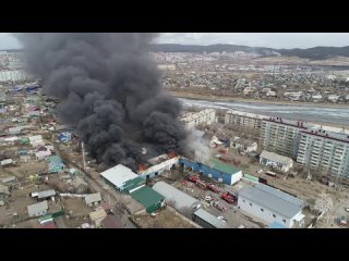 Вот так сегодня выглядела борьба с огнем на крупном пожаре складских помещений в Чите, снятая с помощью беспилотного летательног