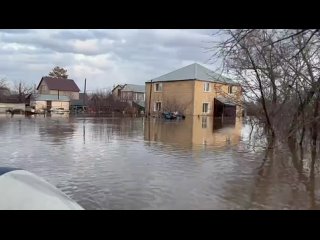 Два человека чуть не погибли на одной из затопленных улиц в Оренбурге