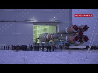 «Захватывает дух!»: туристы понаблюдали за установкой ракеты «Союз-2.1б» на Восточном