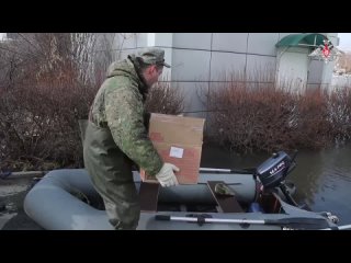 Военнослужащие РВСН продолжают оказывать помощь жителям районов Оренбуржья, отрезанных паводком