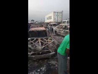 Сгоревшие в Нигерии автомобили