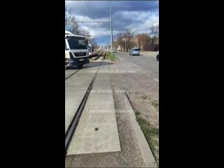Легковушка влетела прямо под прицеп грузовика на пересечении улиц Московской и Жигулевской в Краснодаре