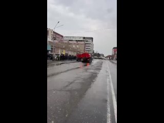 В связи с увеличившимся потоком посетителей и продовольственного товара в канун празднования Ураза-байрама на территории, прилег