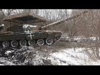 #СВО_Медиа #Военный_Осведомитель
Троица украинских Т-72М с крупным защитными маскировочными козырьками.