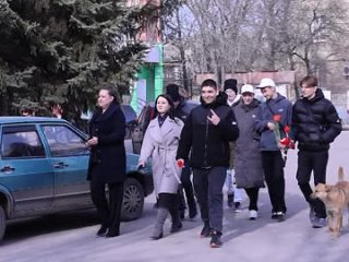 Ученики Комсомольской школы №5 поздравили женщин с наступающим Международным женским днем