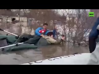 🇷🇺 Два човека спасена из поплаве у Оренбургу