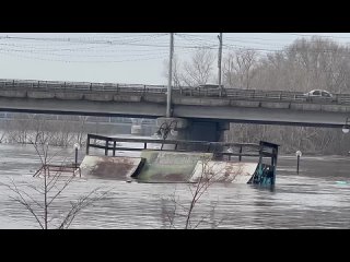 Скейт-площадку на набережной Оренбурга снесло течением реки