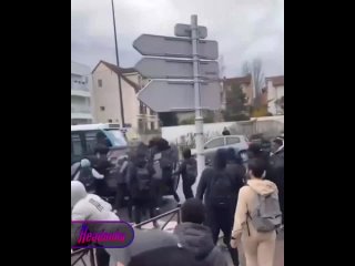 Пока французские власти заняты поставками военных и оружия на Украину в стране царит беззаконие — 200 человек... (видео)