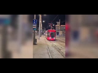 Красно-черный ростовский трамвай проехал вдоль ночных дорог