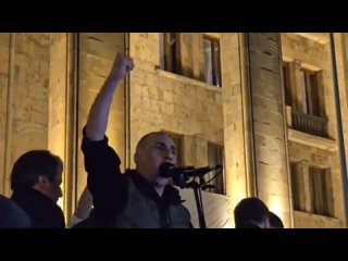 Депутат Алеко Элисашвили, который набил ебло путинской проститутке вставышу депутату Мамуку Мдинарадзе, сейчас на сцене.