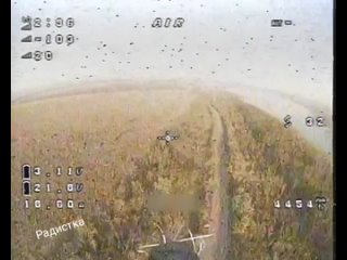 Наш FPV пилот с позывным Радистка выложила крайне интересные кадры с Донецкого направления. Во время очередного вылета ей уд