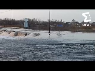 Челябинская область тонет из-за паводков: власти закрывают затопленные дороги, люди спасают имущество