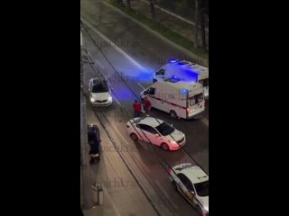 В Краснодаре «солевой зомби» препятствовал движению транспорта, сидя на проезжей части