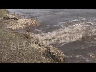В Азнакаевском районе затопило мост, связывающий Татарстан и Башкирию