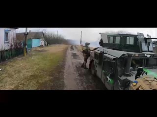18 + Кадры со стороны противника. Группа хохлов эвакуирует своих побратимов со сбитого вертолета в Сумской области.