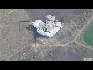 Красивое уничтожение склада боеприпасов ВСУ возле села Удачное. Противника подловили прямо в момент разгрузки боекомплекта.