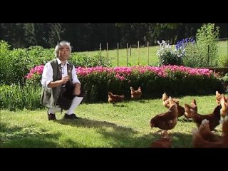 Сука блять японец поёт ëдл и ещё изображает курицу и бегает за ними ебать угар