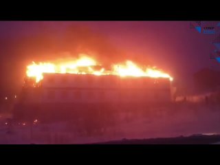 В Тазовском горело административное здание «ЮТэйр» на улице Пристанская. К моменту прибытия огнеборцев полыхала кровля. По предв